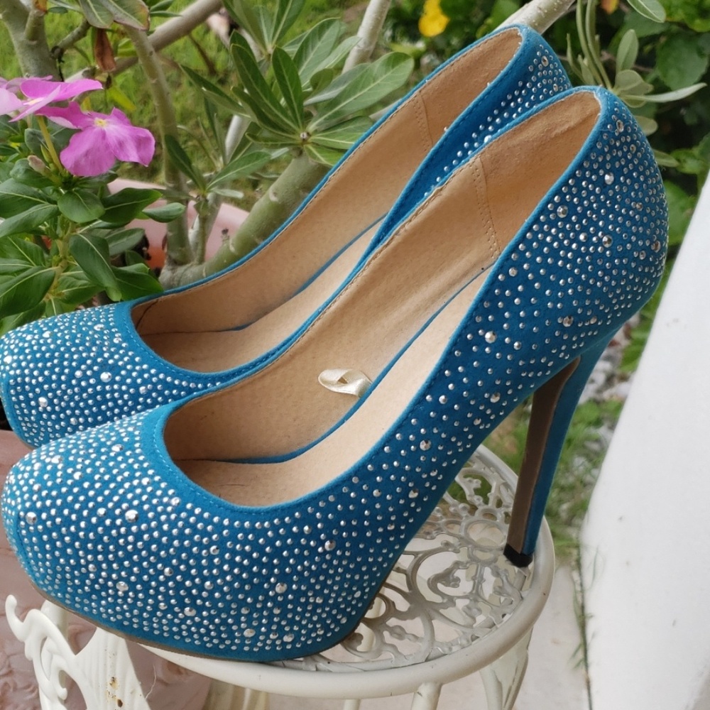💥Dots sexy pumps.size 7. ...4 1/2"